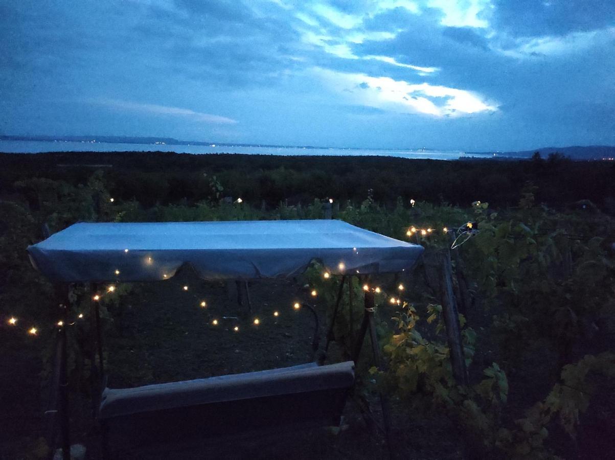 Napraszallas Vendeghaz Balatonakali Buitenkant foto