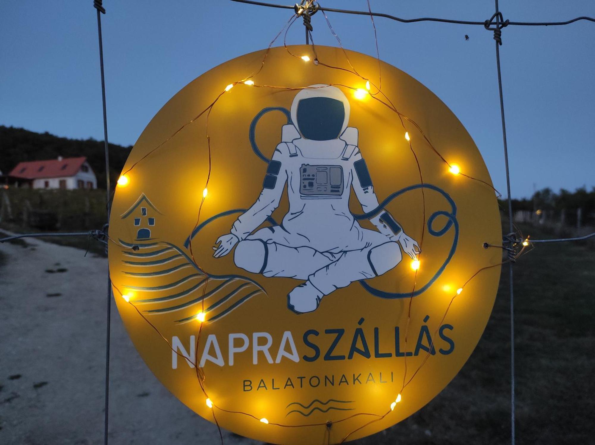 Napraszallas Vendeghaz Balatonakali Buitenkant foto